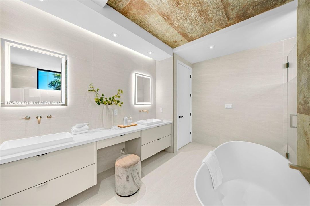 Activo con contrato: $7,950,000 (6 camas, 6 baños, 5331 Pies cuadrados)