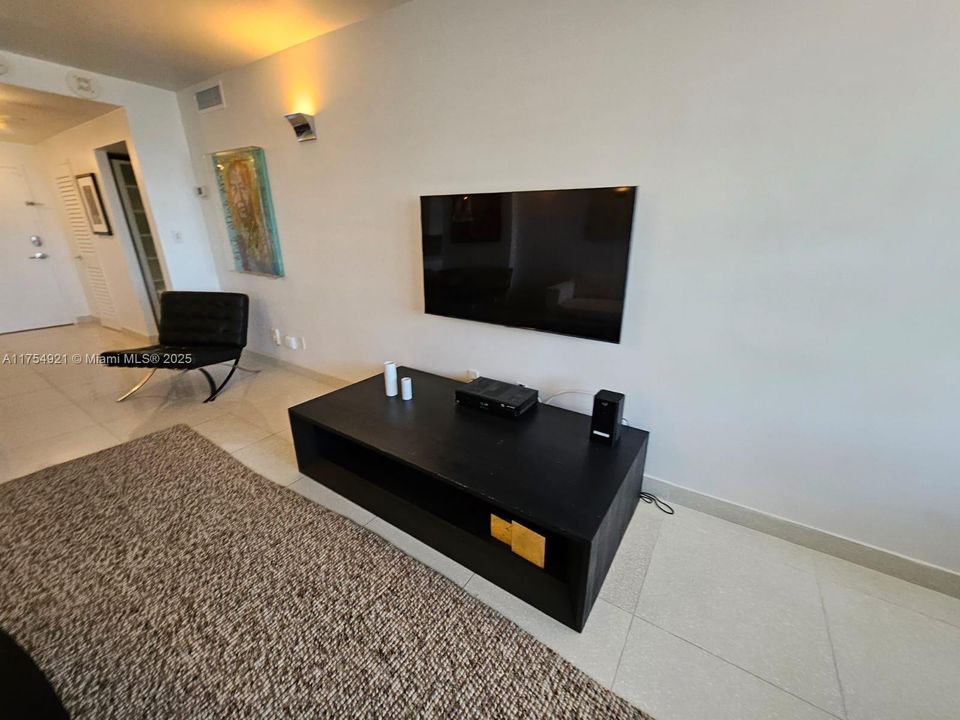 待售: $1,050,000 (1 贝兹, 1 浴室, 880 平方英尺)