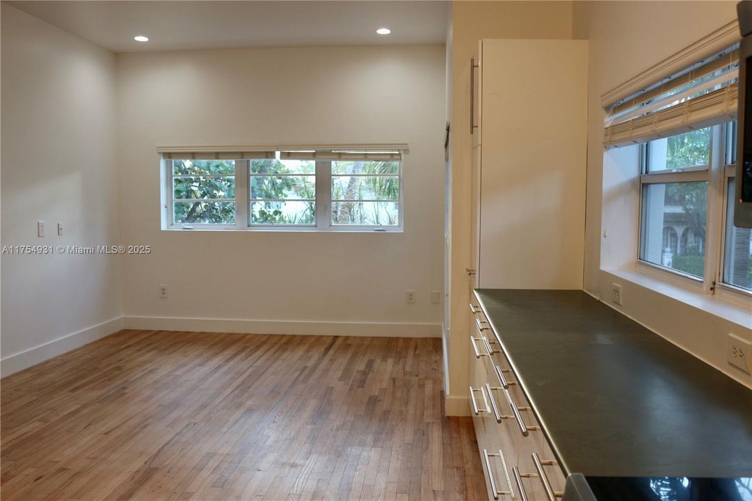 На продажу: $399,000 (1 спален, 1 ванн, 650 Квадратных фут)