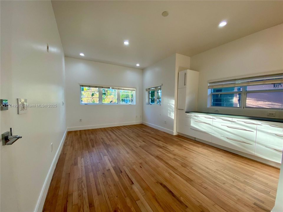 На продажу: $399,000 (1 спален, 1 ванн, 650 Квадратных фут)