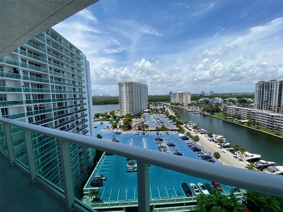 En Venta: $549,000 (2 camas, 2 baños, 1331 Pies cuadrados)