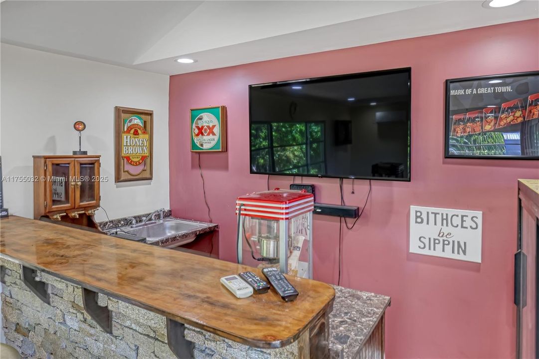 最近售出: $950,000 (4 贝兹, 3 浴室, 2766 平方英尺)