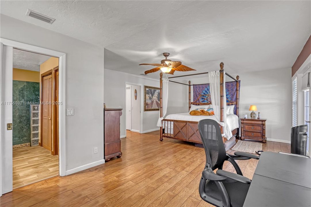 最近售出: $950,000 (4 贝兹, 3 浴室, 2766 平方英尺)