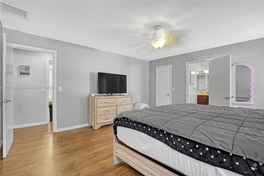 最近售出: $950,000 (4 贝兹, 3 浴室, 2766 平方英尺)