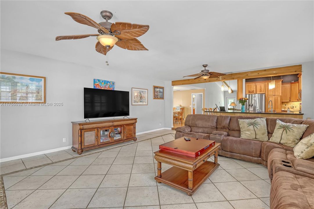 最近售出: $950,000 (4 贝兹, 3 浴室, 2766 平方英尺)