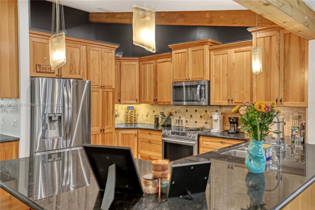 最近售出: $950,000 (4 贝兹, 3 浴室, 2766 平方英尺)