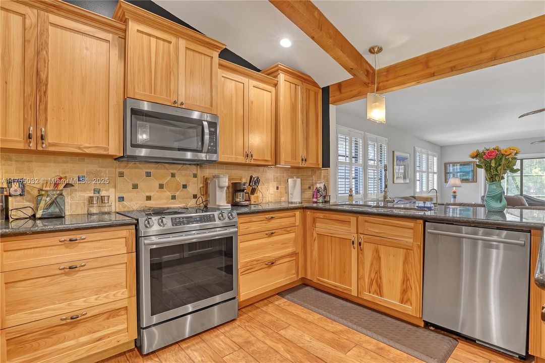 最近售出: $950,000 (4 贝兹, 3 浴室, 2766 平方英尺)