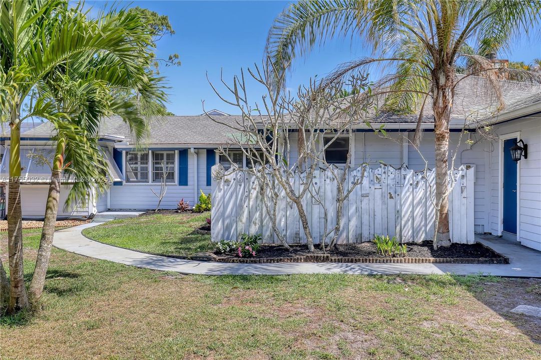 最近售出: $950,000 (4 贝兹, 3 浴室, 2766 平方英尺)