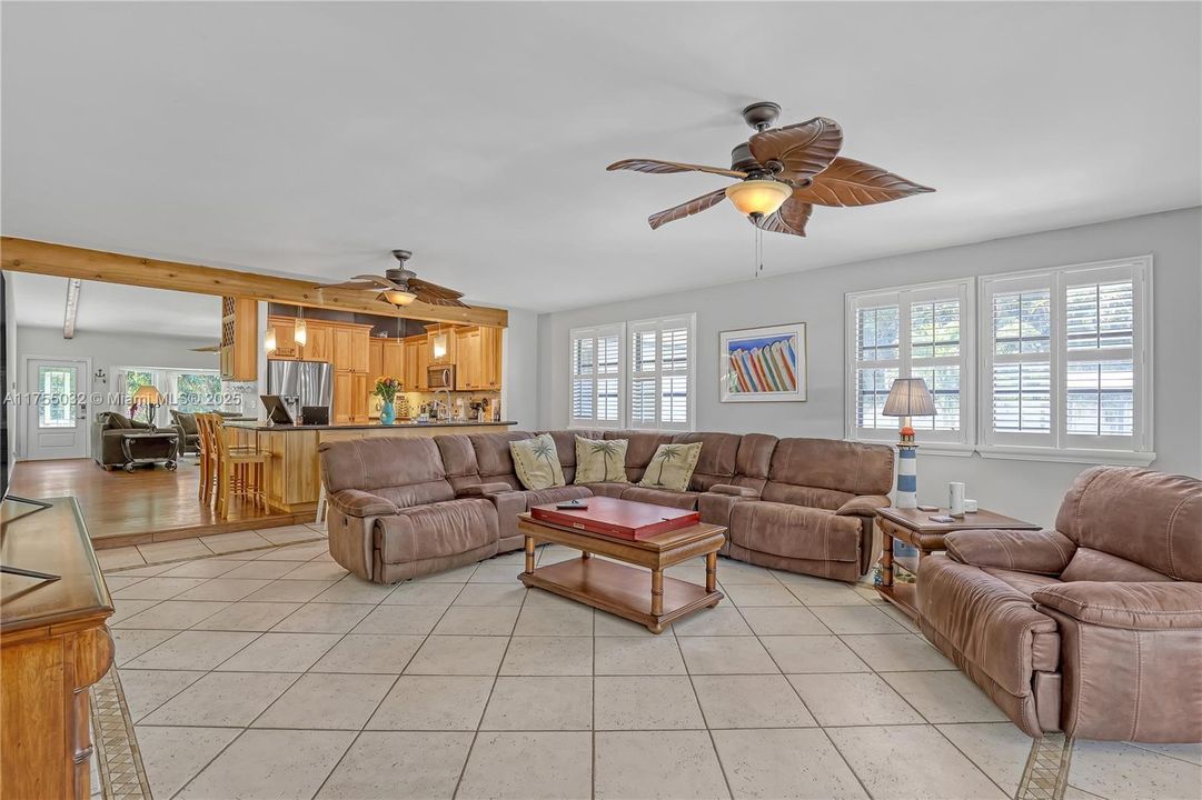 最近售出: $950,000 (4 贝兹, 3 浴室, 2766 平方英尺)