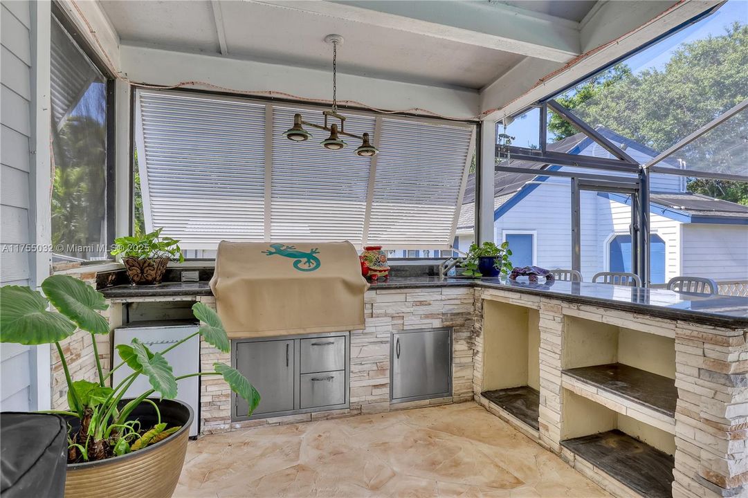 最近售出: $950,000 (4 贝兹, 3 浴室, 2766 平方英尺)