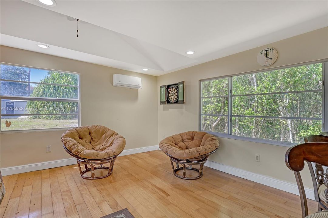 最近售出: $950,000 (4 贝兹, 3 浴室, 2766 平方英尺)