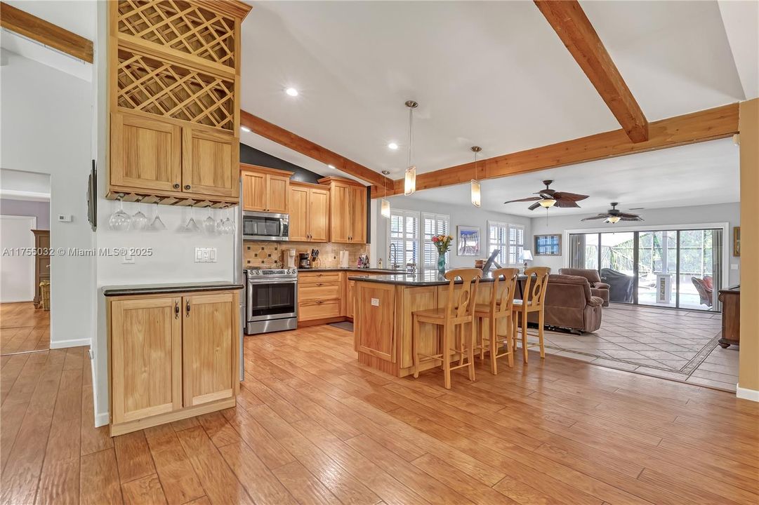 最近售出: $950,000 (4 贝兹, 3 浴室, 2766 平方英尺)