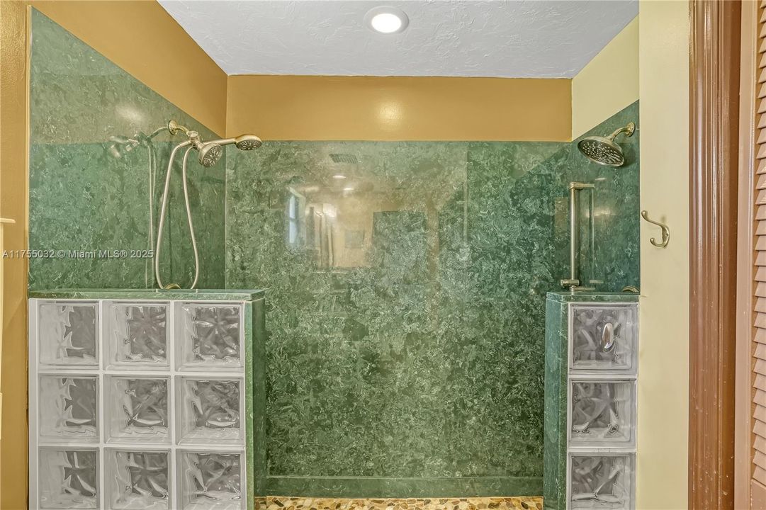 最近售出: $950,000 (4 贝兹, 3 浴室, 2766 平方英尺)