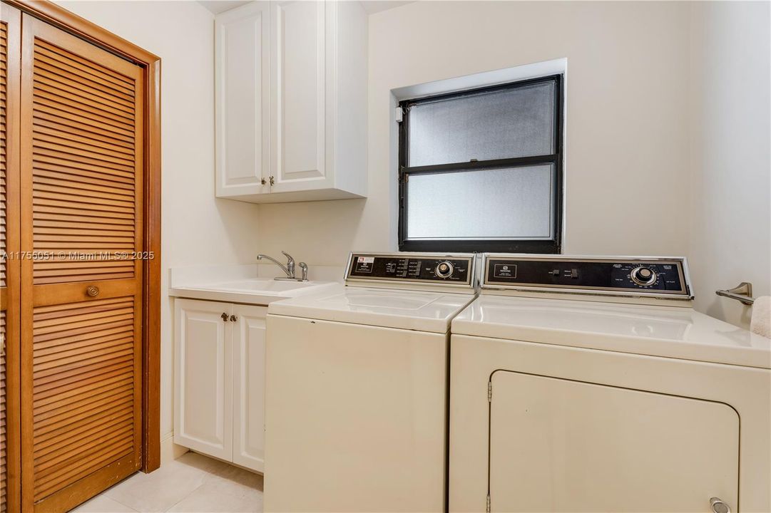 Recently Sold: $2,495,500 (4 beds, 3 baths, 2977 Square Feet)