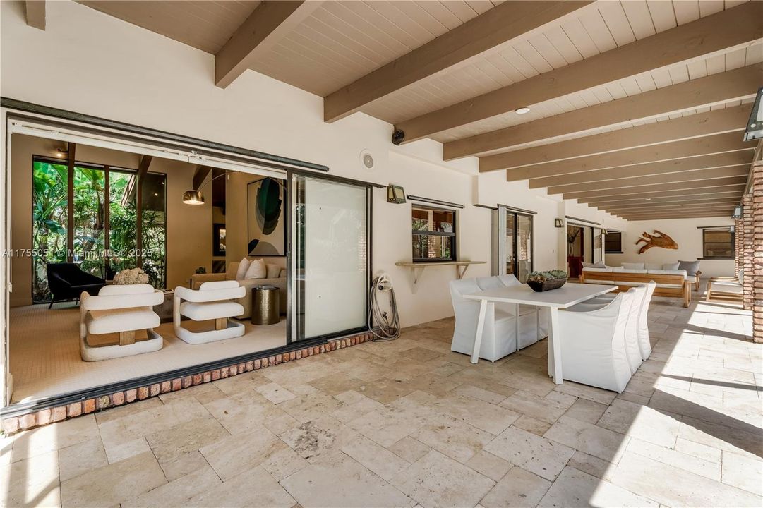 Recently Sold: $2,495,500 (4 beds, 3 baths, 2977 Square Feet)