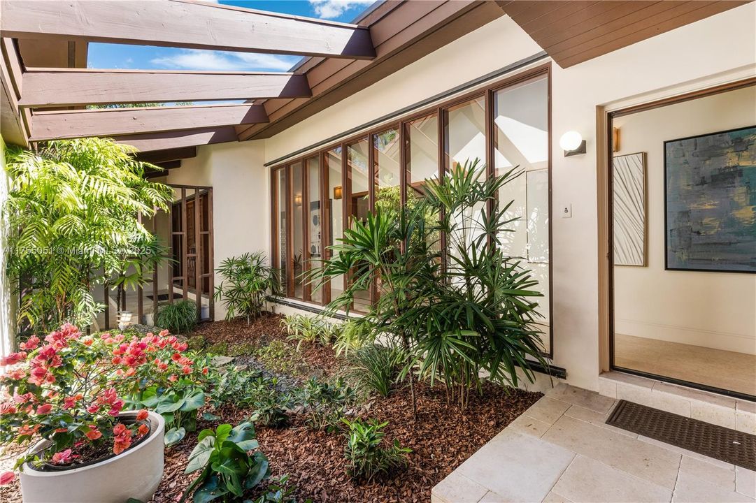 Recently Sold: $2,495,500 (4 beds, 3 baths, 2977 Square Feet)