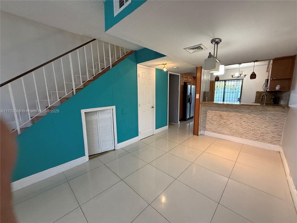 最近售出: $255,000 (2 贝兹, 1 浴室, 828 平方英尺)