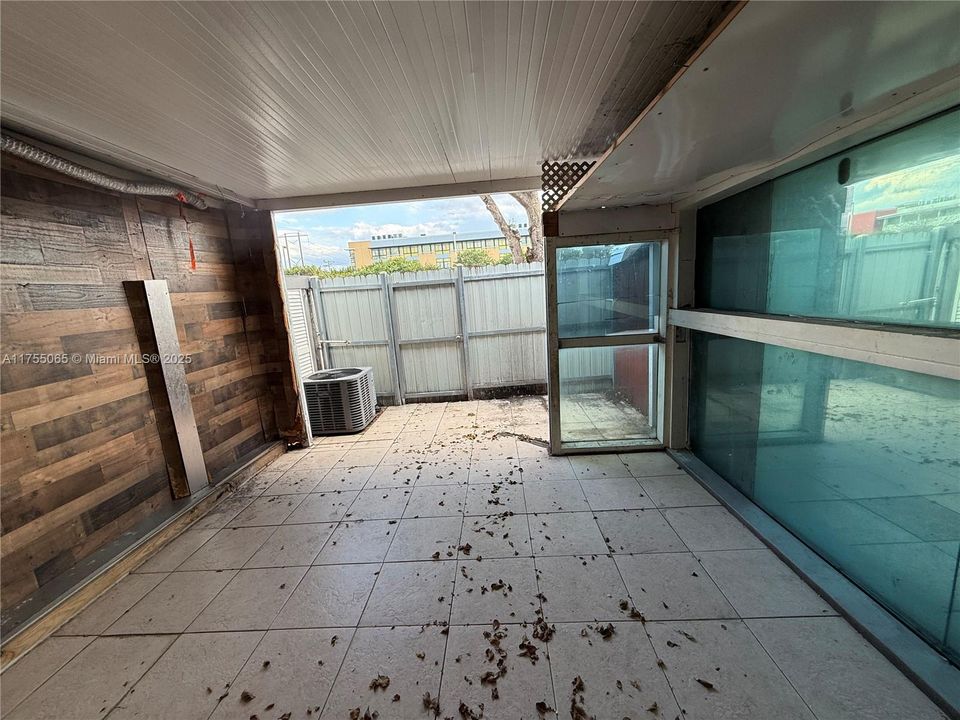 最近售出: $255,000 (2 贝兹, 1 浴室, 828 平方英尺)