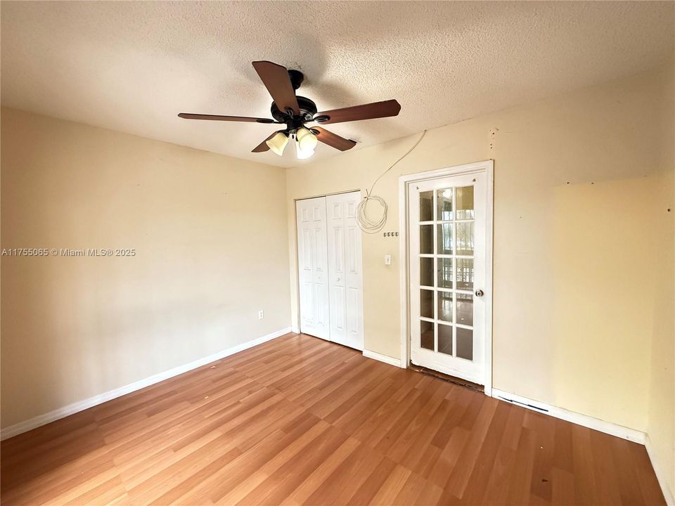 最近售出: $255,000 (2 贝兹, 1 浴室, 828 平方英尺)