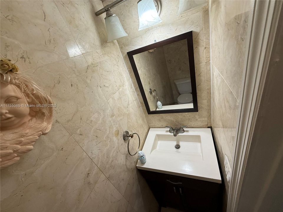 最近售出: $255,000 (2 贝兹, 1 浴室, 828 平方英尺)