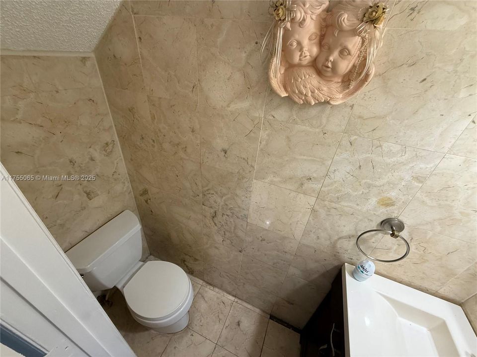 最近售出: $255,000 (2 贝兹, 1 浴室, 828 平方英尺)