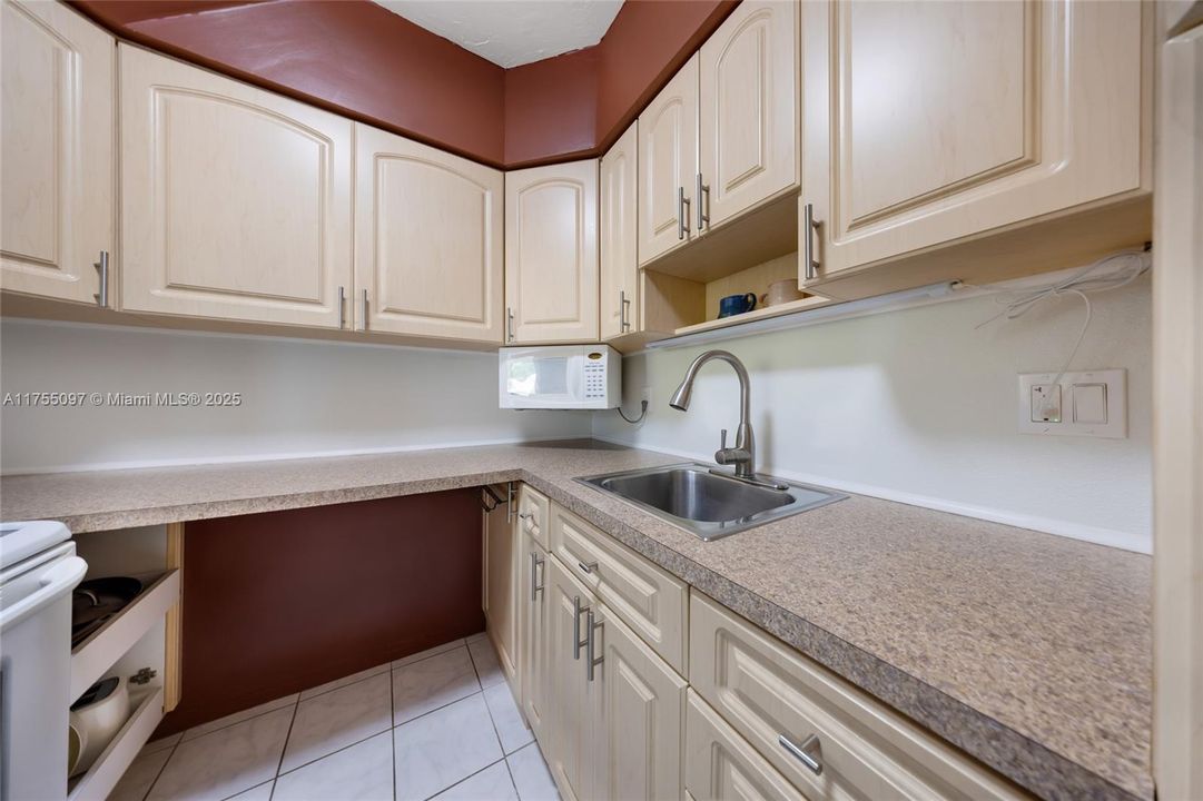 For Sale: $93,500 (1 beds, 1 baths, 625 Square Feet)