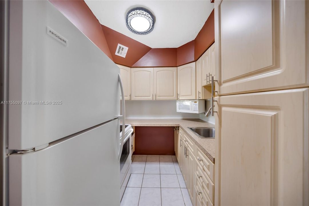 For Sale: $93,500 (1 beds, 1 baths, 625 Square Feet)