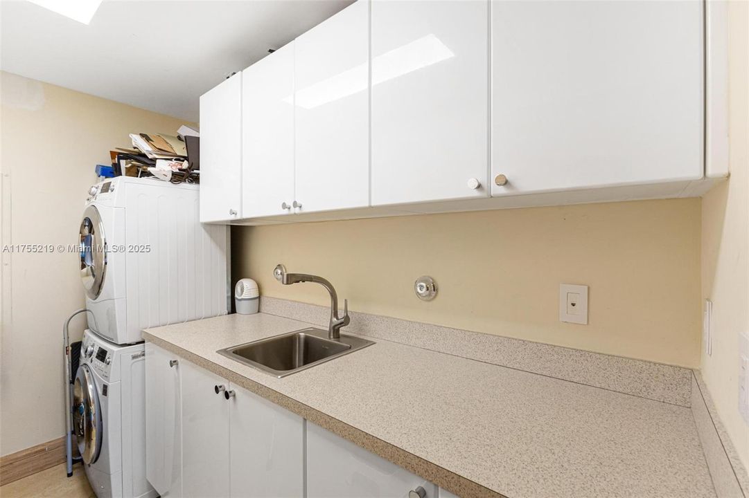 Activo con contrato: $24,000 (3 camas, 3 baños, 2214 Pies cuadrados)