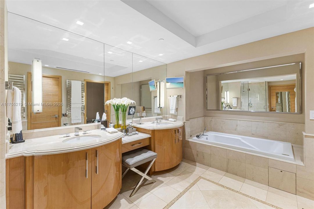 Activo con contrato: $24,000 (3 camas, 3 baños, 2214 Pies cuadrados)