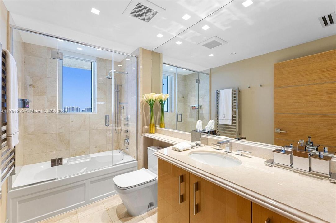 Activo con contrato: $24,000 (3 camas, 3 baños, 2214 Pies cuadrados)