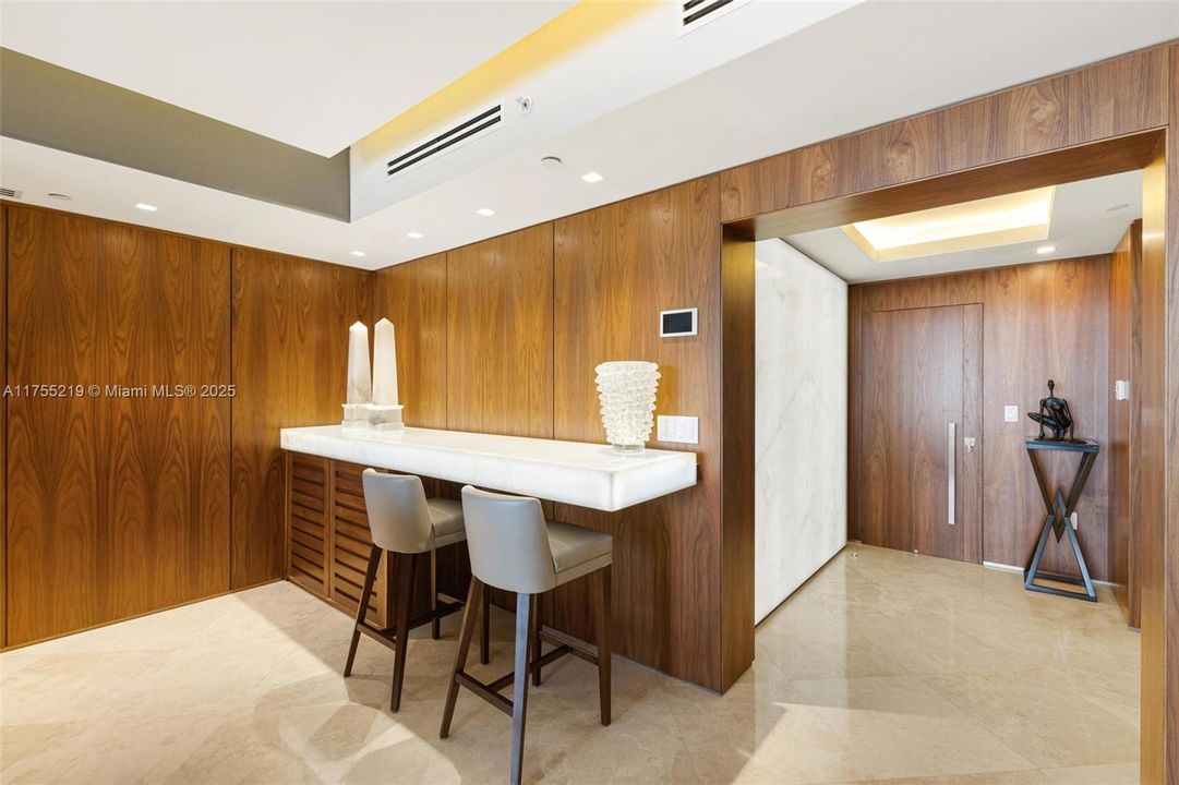 Activo con contrato: $24,000 (3 camas, 3 baños, 2214 Pies cuadrados)