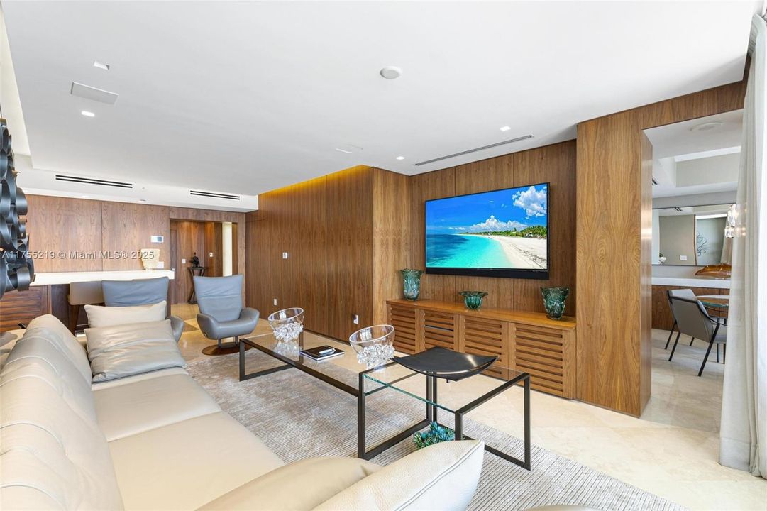 Activo con contrato: $24,000 (3 camas, 3 baños, 2214 Pies cuadrados)