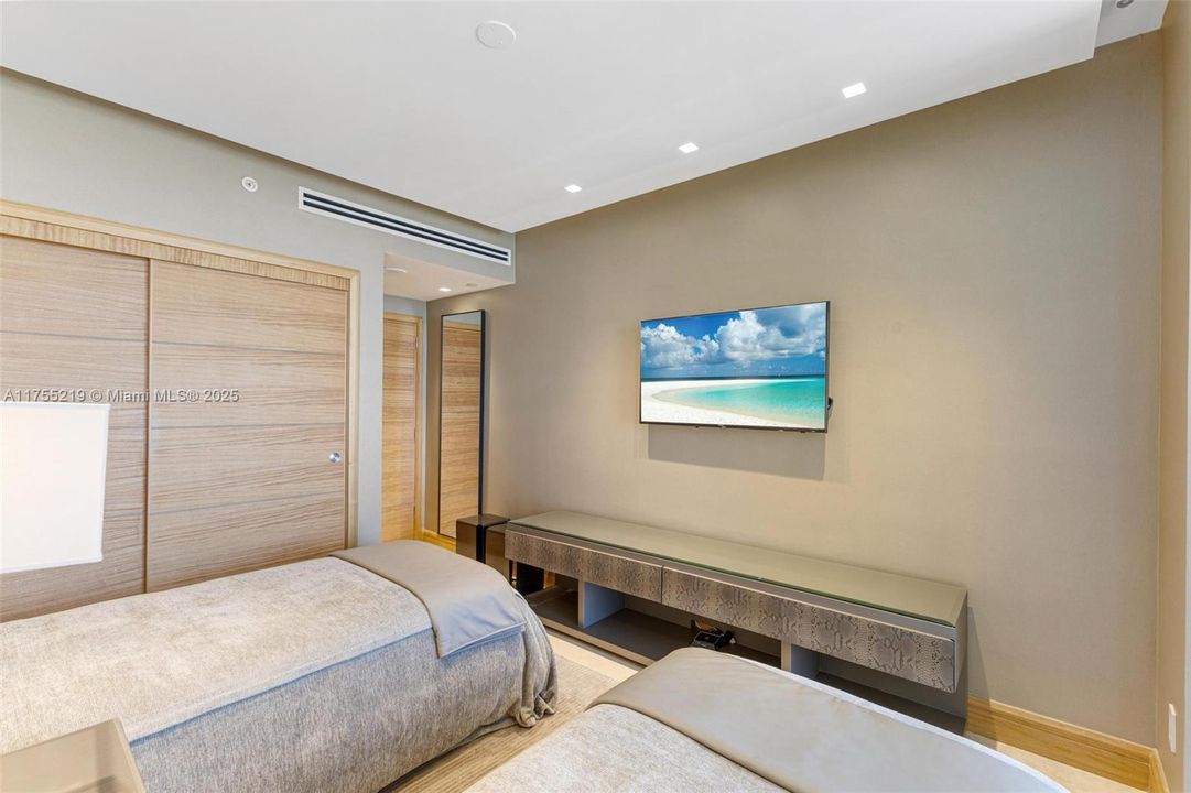 Activo con contrato: $24,000 (3 camas, 3 baños, 2214 Pies cuadrados)