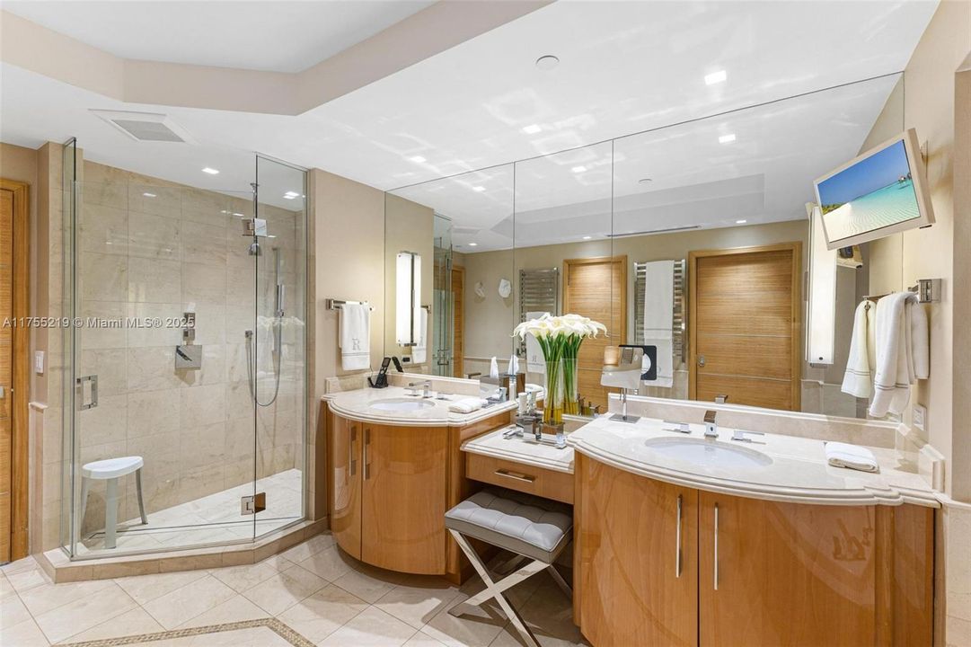 Activo con contrato: $24,000 (3 camas, 3 baños, 2214 Pies cuadrados)