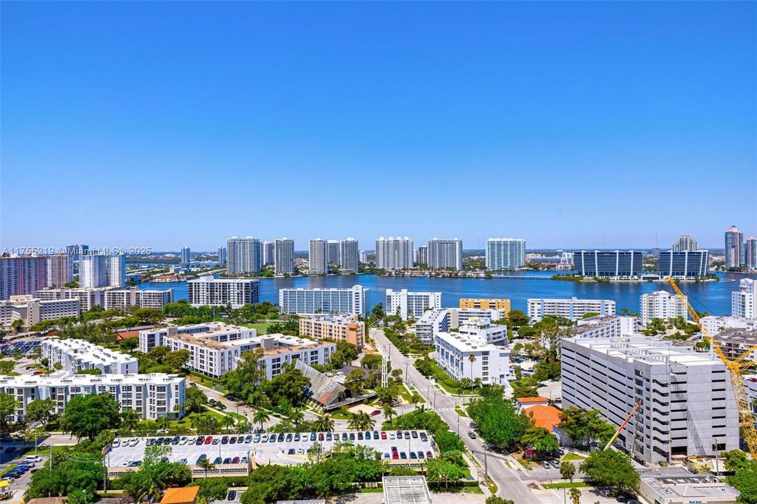 Activo con contrato: $24,000 (3 camas, 3 baños, 2214 Pies cuadrados)