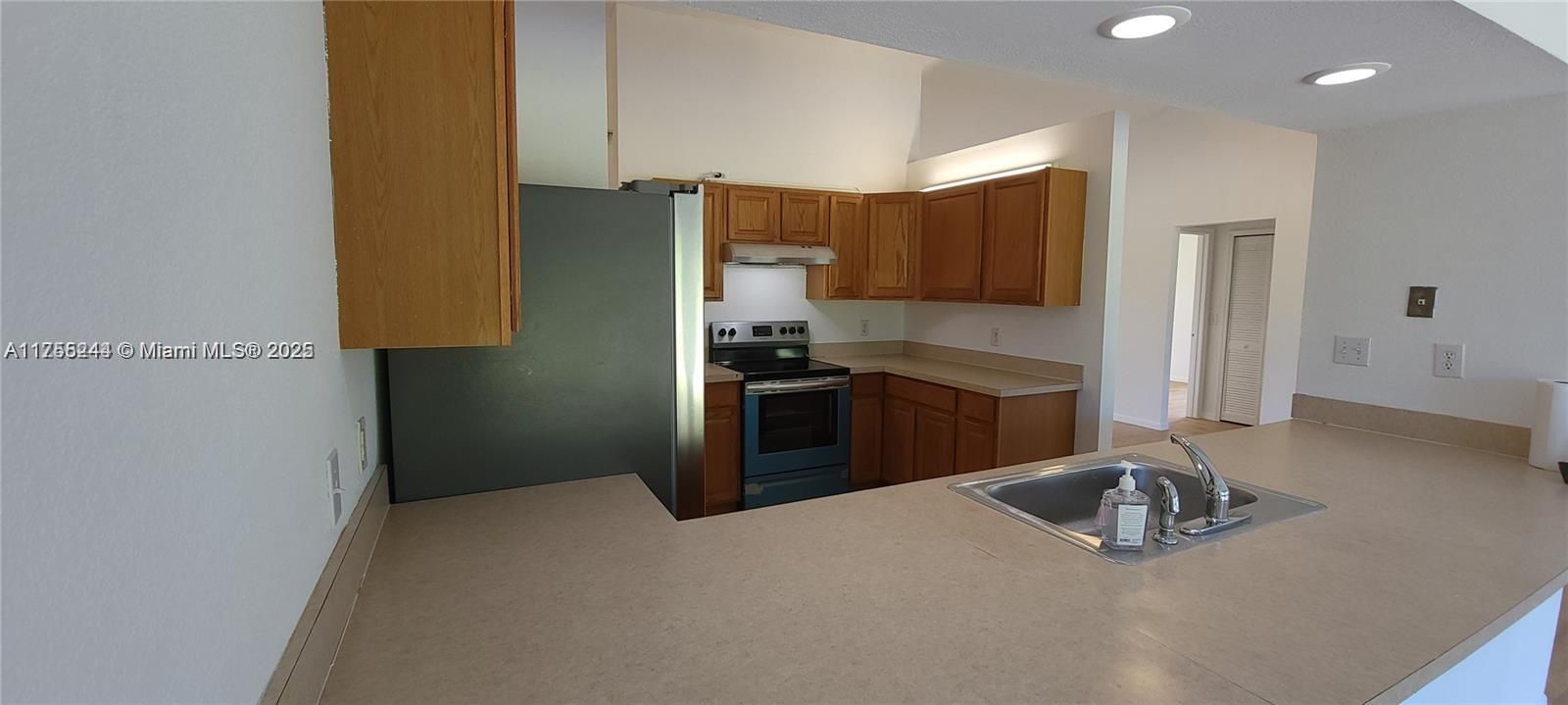 Недавно арендовано: $2,400 (3 спален, 2 ванн, 1758 Квадратных фут)