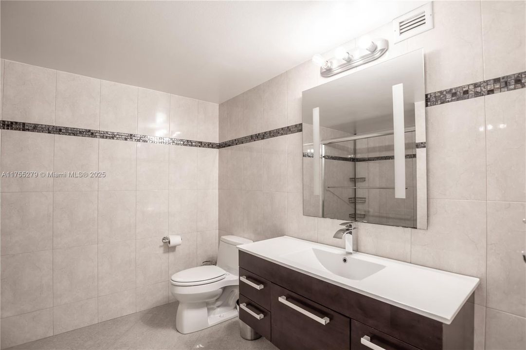 Recently Rented: $3,100 (2 beds, 2 baths, 1360 Square Feet)