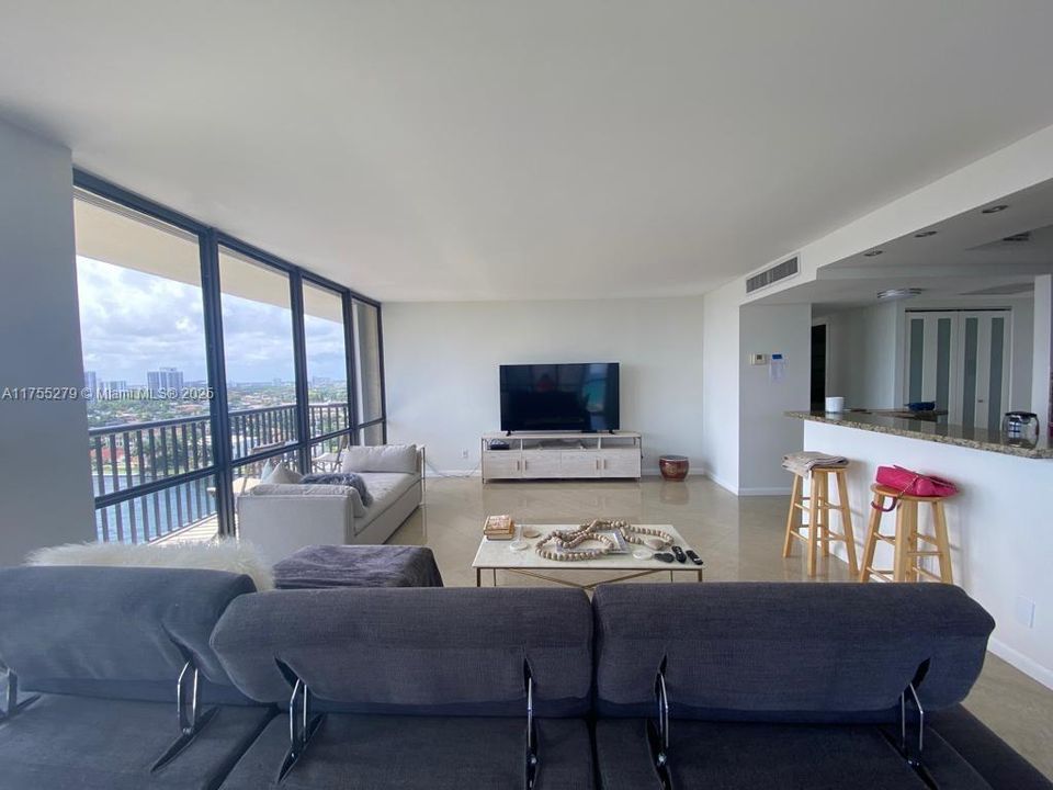 Recently Rented: $3,100 (2 beds, 2 baths, 1360 Square Feet)