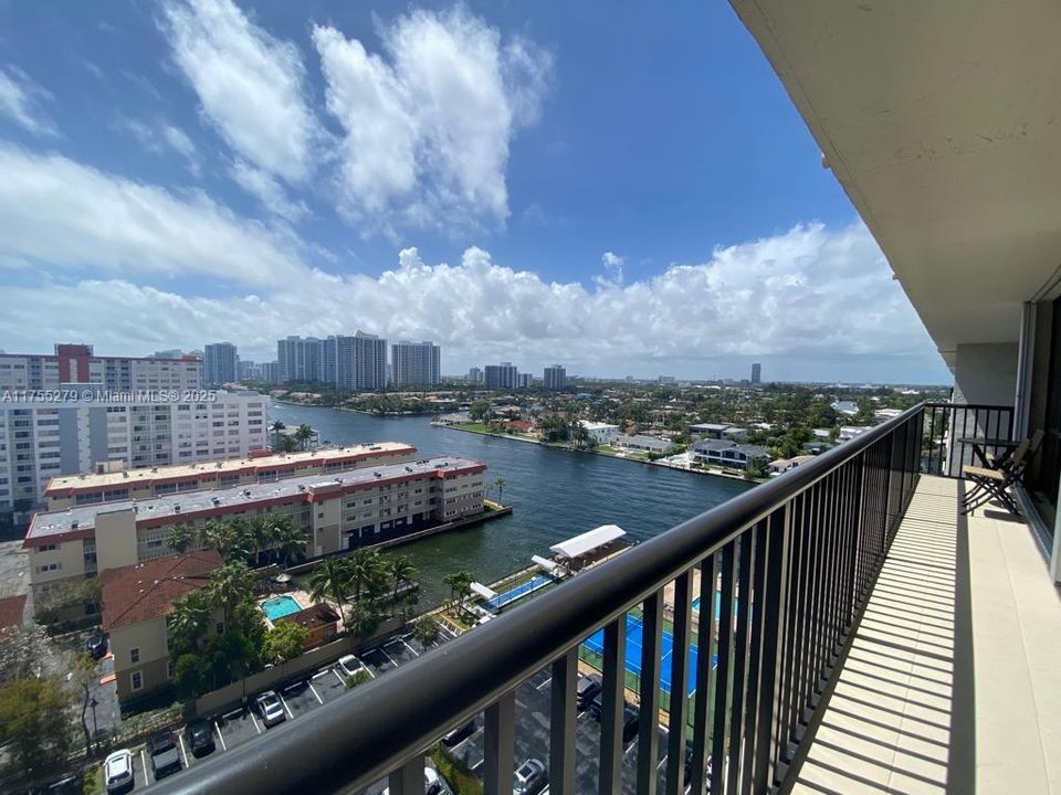 Recently Rented: $3,100 (2 beds, 2 baths, 1360 Square Feet)
