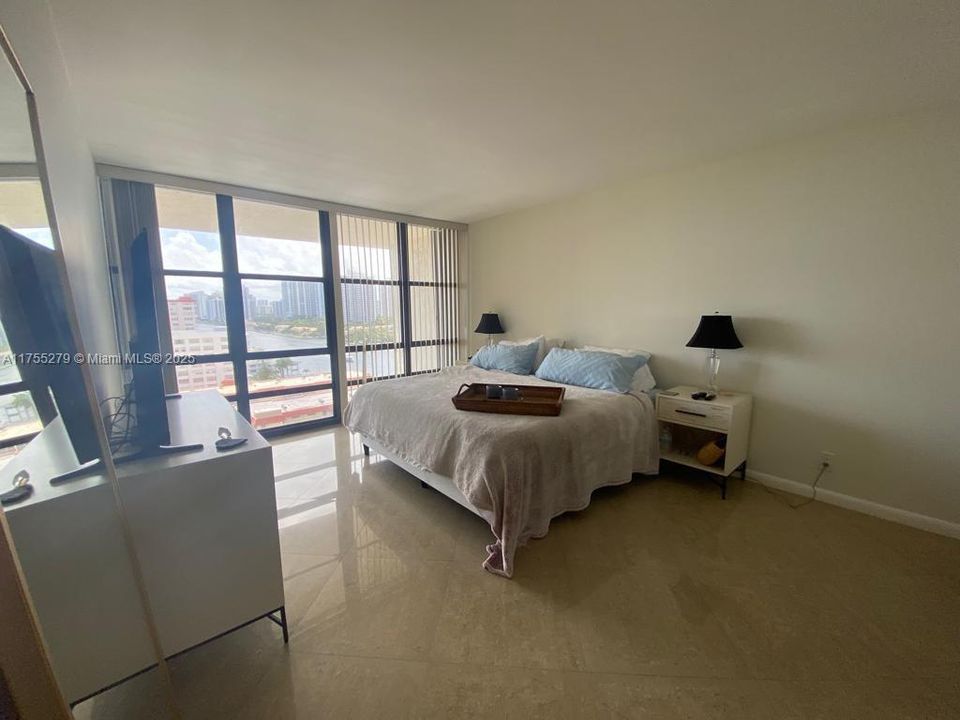 Recently Rented: $3,100 (2 beds, 2 baths, 1360 Square Feet)