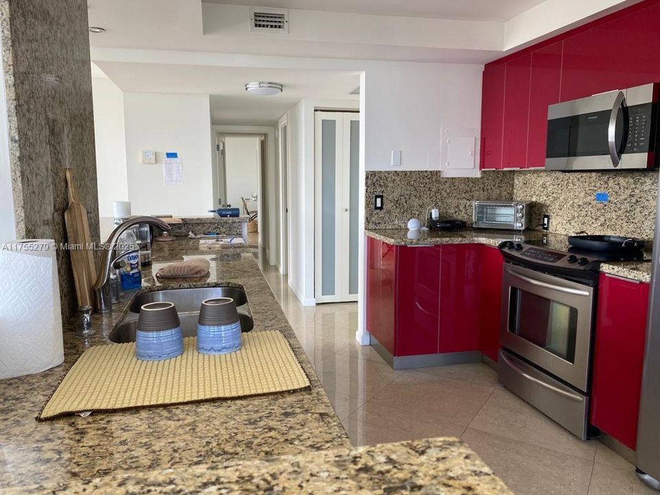 Recently Rented: $3,100 (2 beds, 2 baths, 1360 Square Feet)
