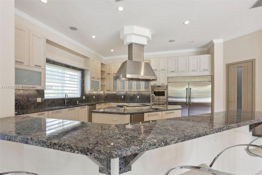 For Sale: $5,890,000 (7 beds, 8 baths, 9912 Square Feet)