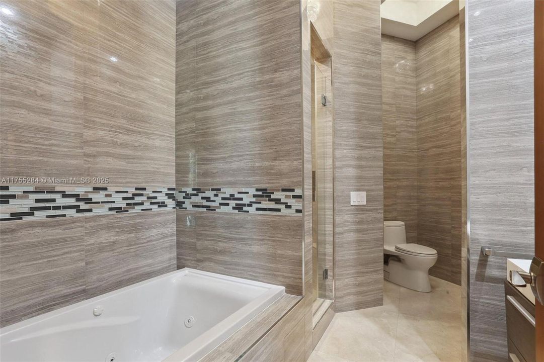 For Sale: $5,890,000 (7 beds, 8 baths, 9912 Square Feet)