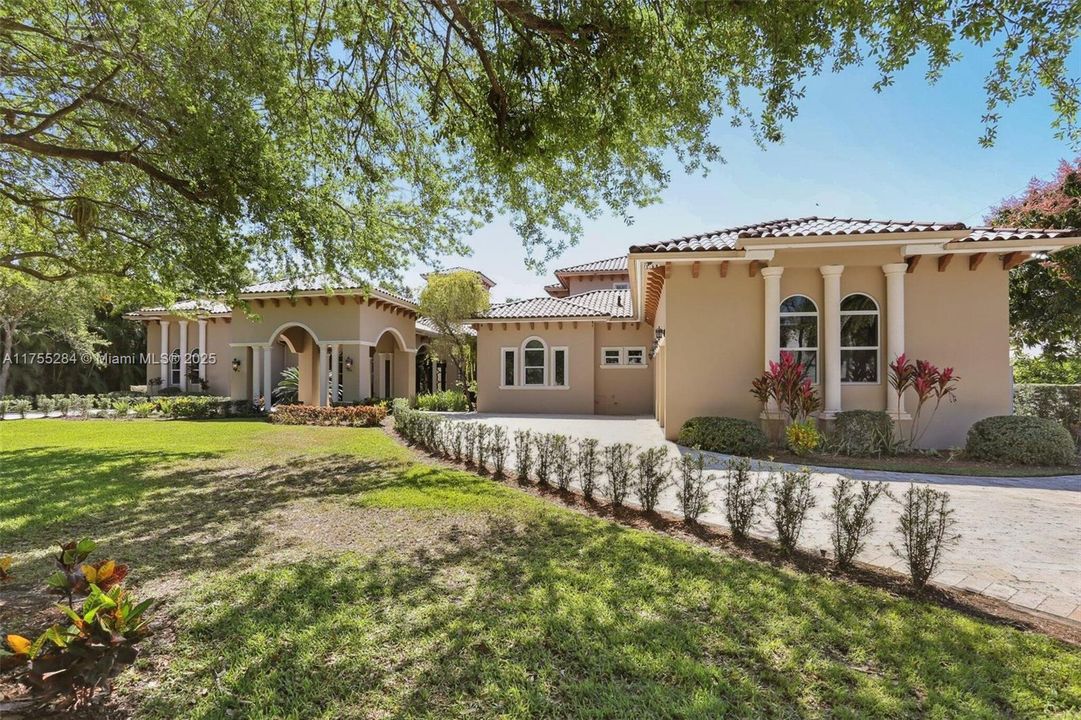 For Sale: $5,890,000 (7 beds, 8 baths, 9912 Square Feet)