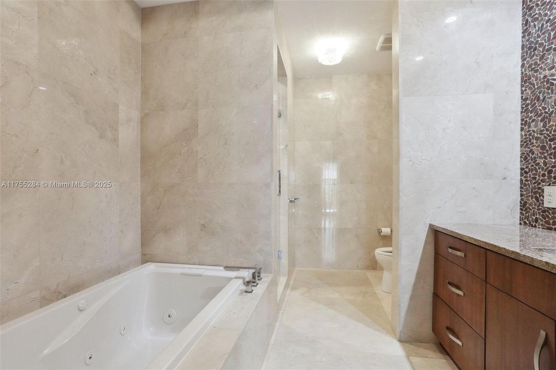 For Sale: $5,890,000 (7 beds, 8 baths, 9912 Square Feet)