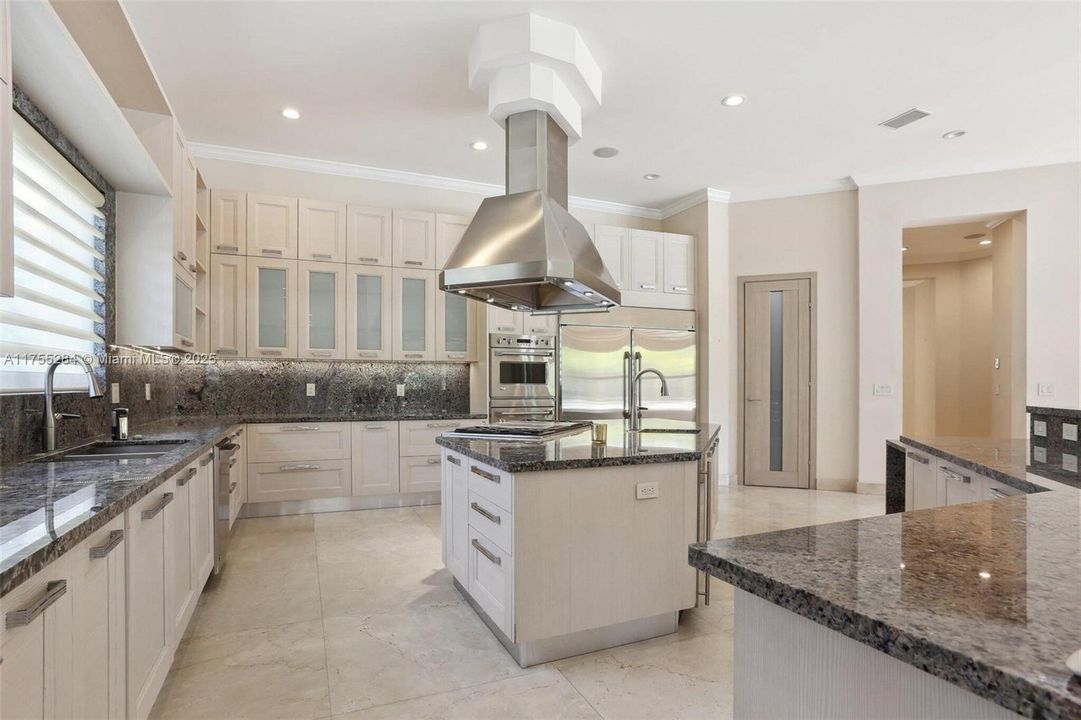 For Sale: $5,890,000 (7 beds, 8 baths, 9912 Square Feet)