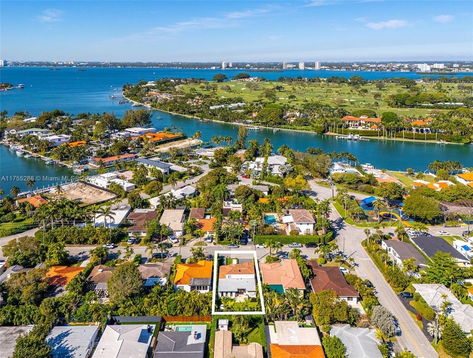 最近售出: $2,799,000 (3 贝兹, 3 浴室, 2681 平方英尺)