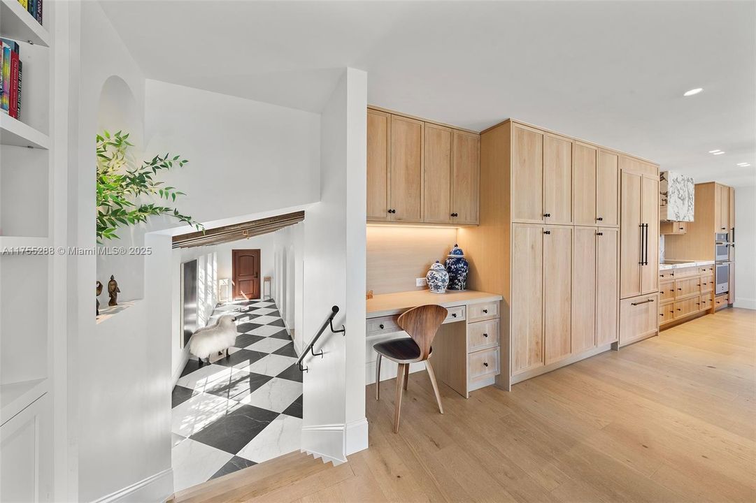 最近售出: $2,799,000 (3 贝兹, 3 浴室, 2681 平方英尺)