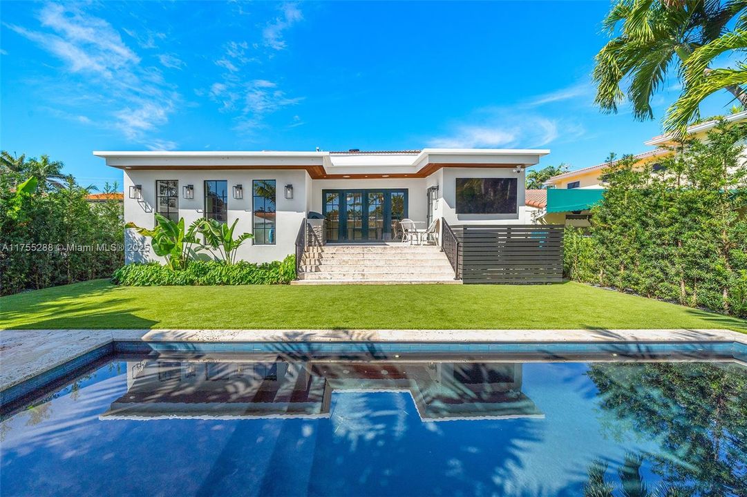 最近售出: $2,799,000 (3 贝兹, 3 浴室, 2681 平方英尺)