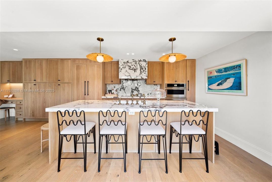 最近售出: $2,799,000 (3 贝兹, 3 浴室, 2681 平方英尺)